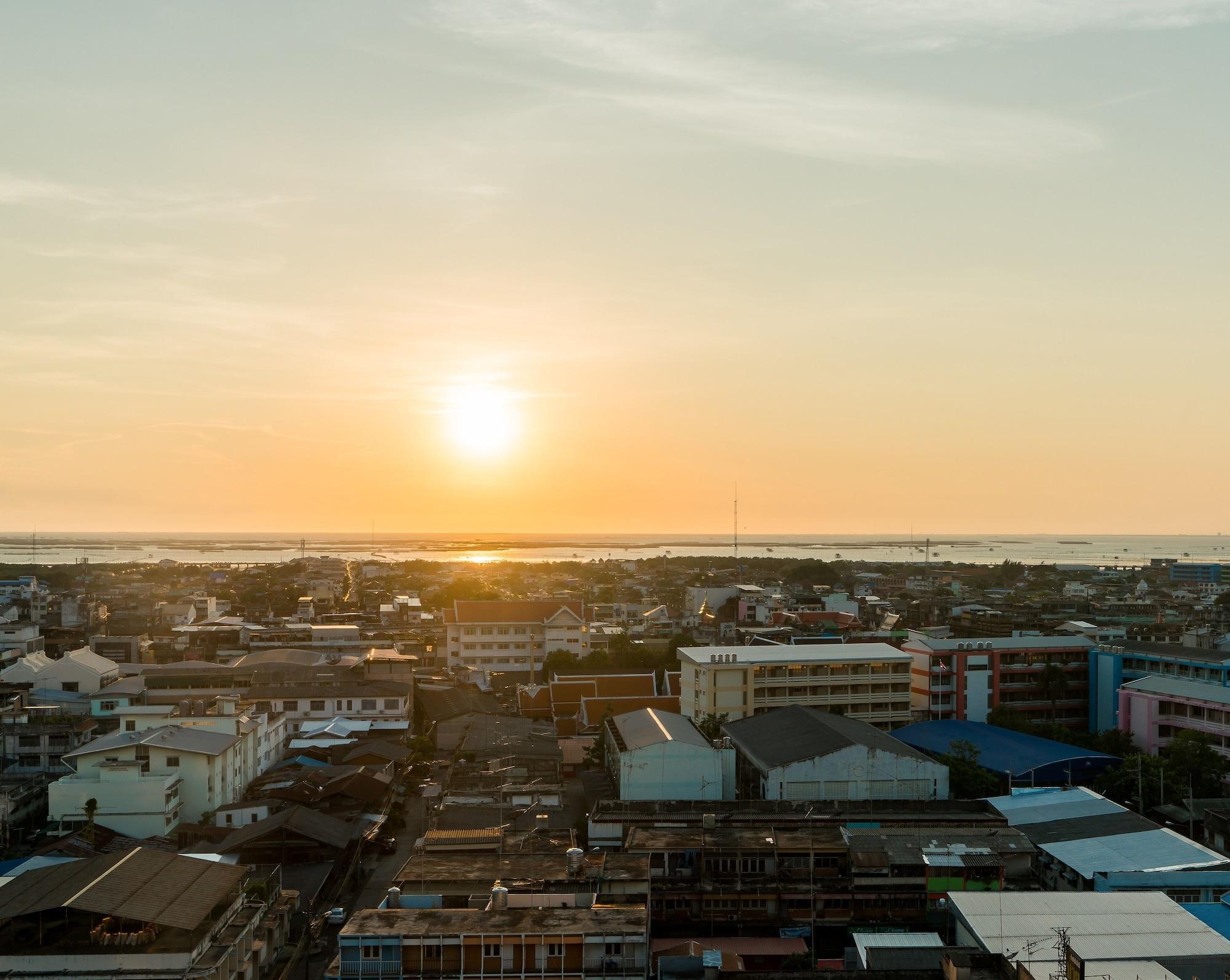 Rattanachol Hotel Chonburi Bagian luar foto