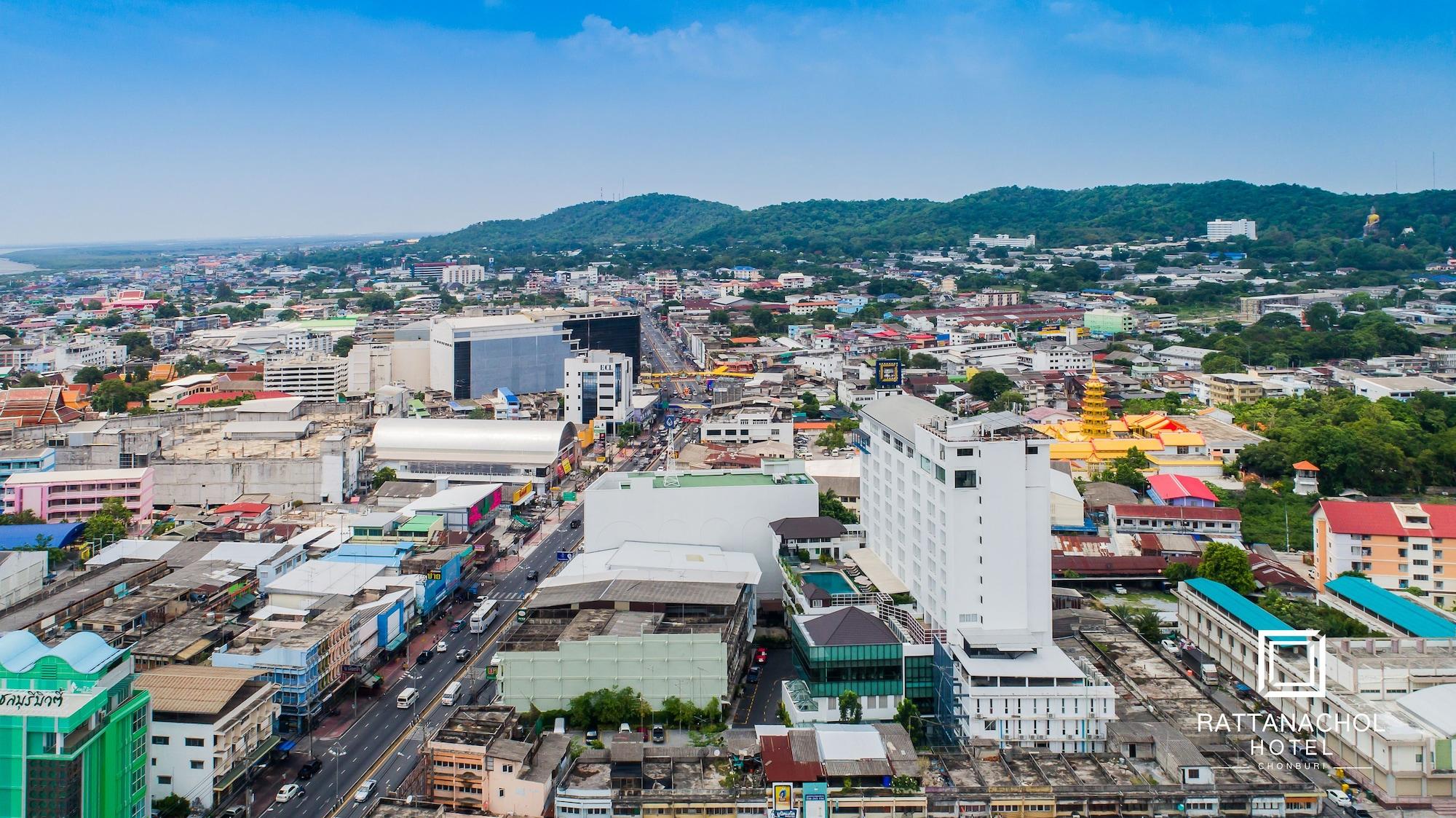 Rattanachol Hotel Chonburi Bagian luar foto