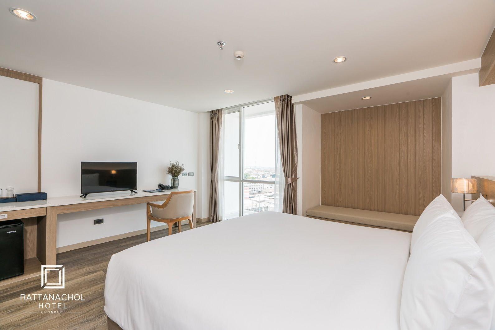 Rattanachol Hotel Chonburi Bagian luar foto