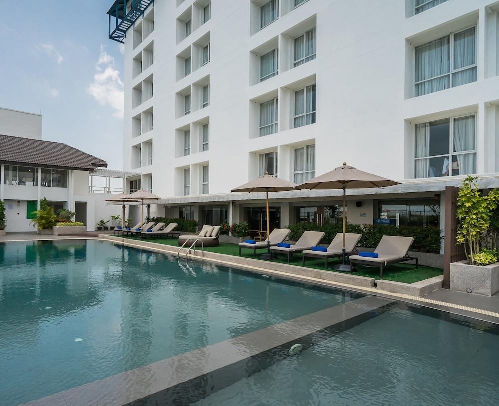 Rattanachol Hotel Chonburi Bagian luar foto