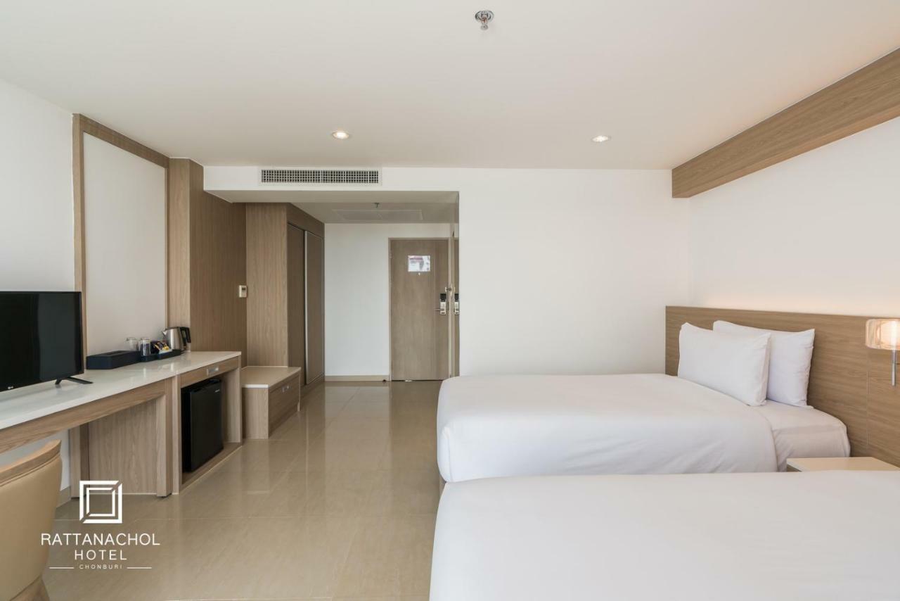 Rattanachol Hotel Chonburi Bagian luar foto