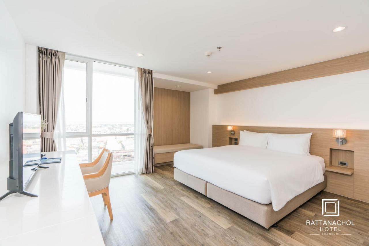 Rattanachol Hotel Chonburi Bagian luar foto