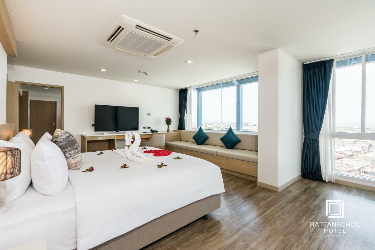 Rattanachol Hotel Chonburi Bagian luar foto