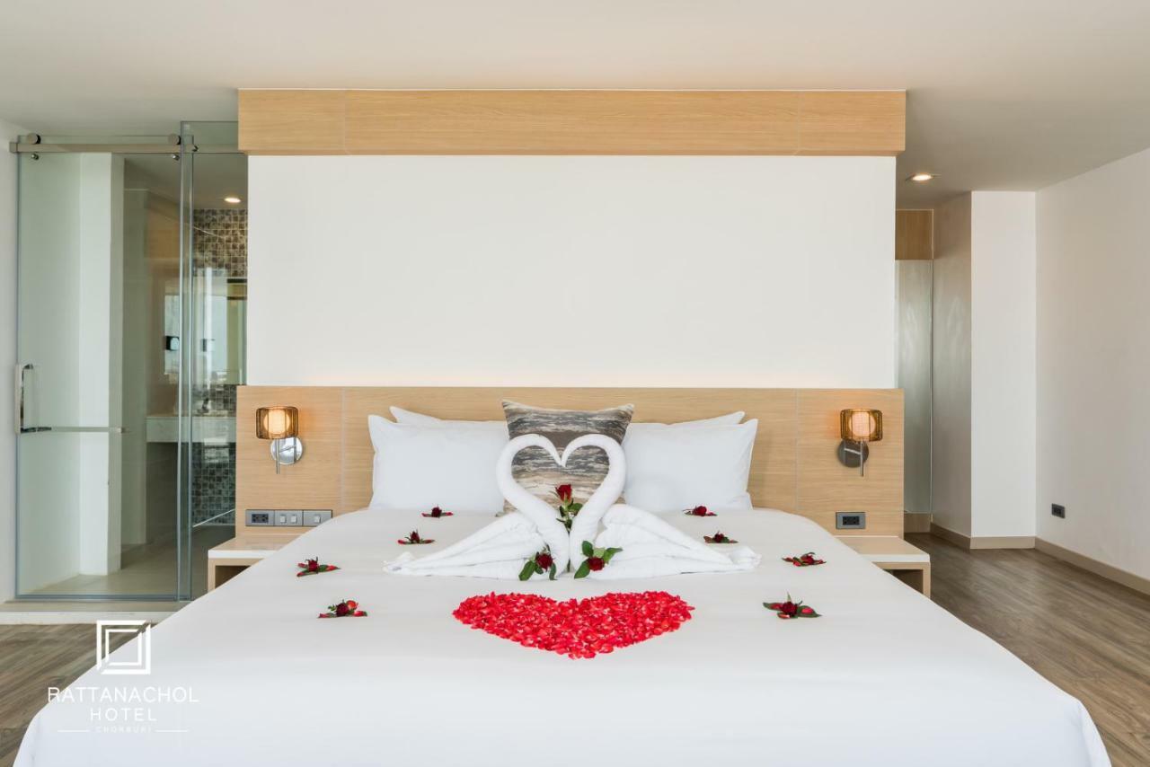 Rattanachol Hotel Chonburi Bagian luar foto