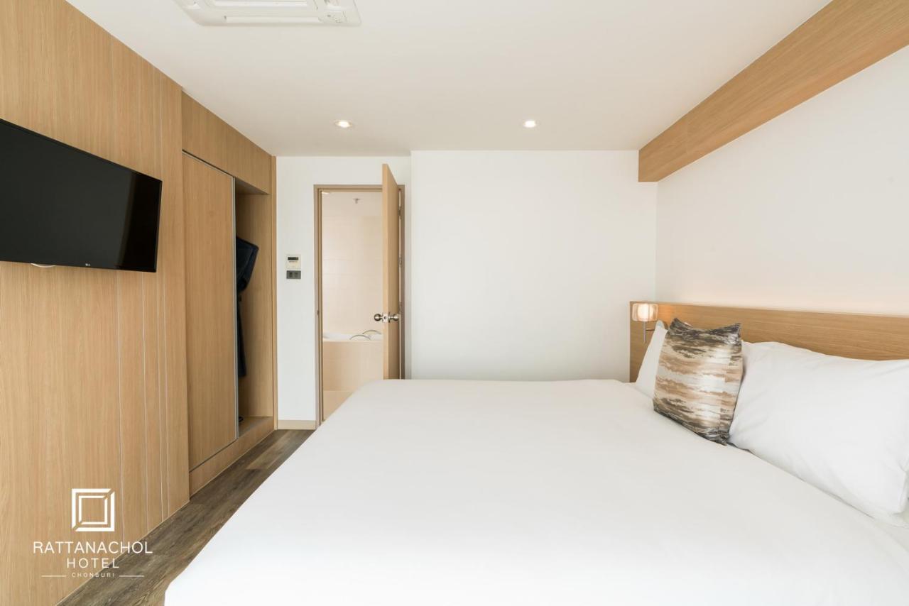 Rattanachol Hotel Chonburi Bagian luar foto