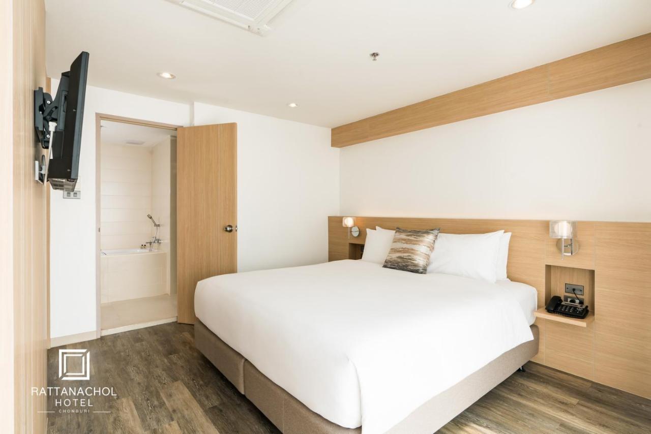 Rattanachol Hotel Chonburi Bagian luar foto